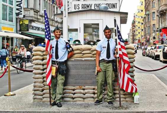 Condor-travel-solska-potovanja-Berlin-check-point-charlie