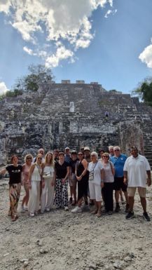 Condor Travel skupina pred majevsko piramido v Calakmul Mehika