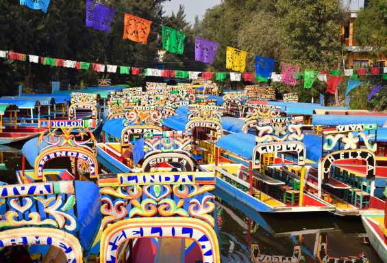 Colnicki v kanalu Xochimilcu