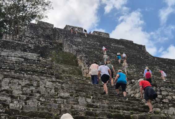 MEHIKA-CALAKMUL-VZPON-NA-MAJEVSKO-PIRAMIDO