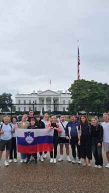 Skupina slovencev z zastavo pred belo hiso v Washingtonu ZDA s Condor Travel turisticno agencijo