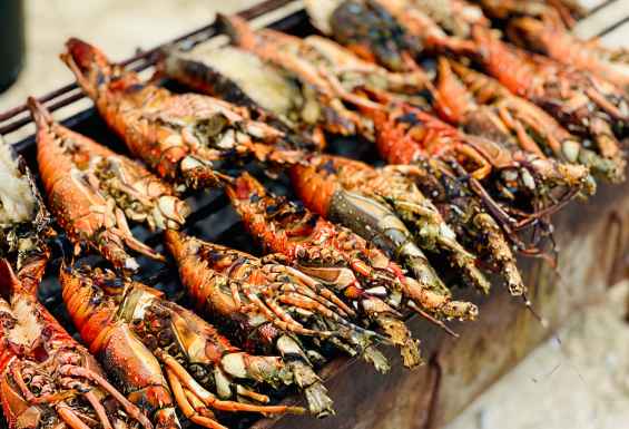 Bbq kosilo na plazi morskih rakcov